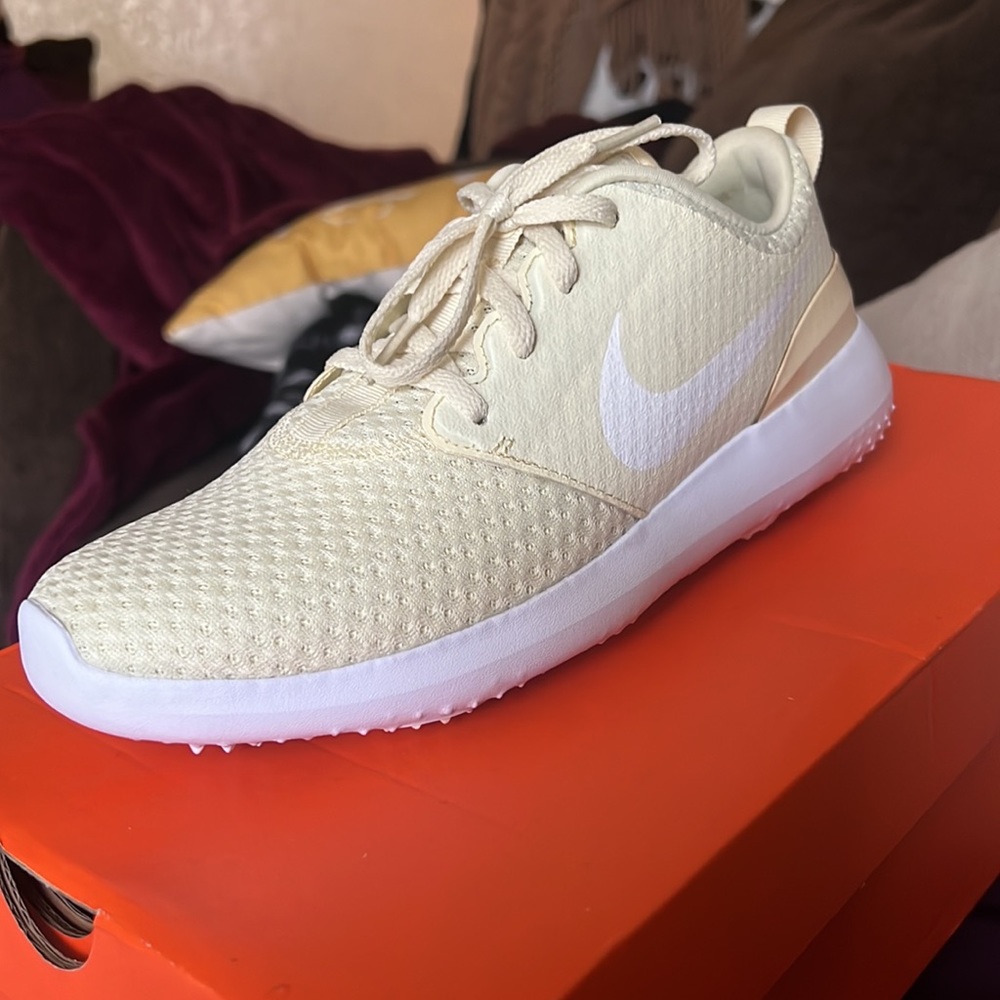 Woman’s Roshe G Nike golf
